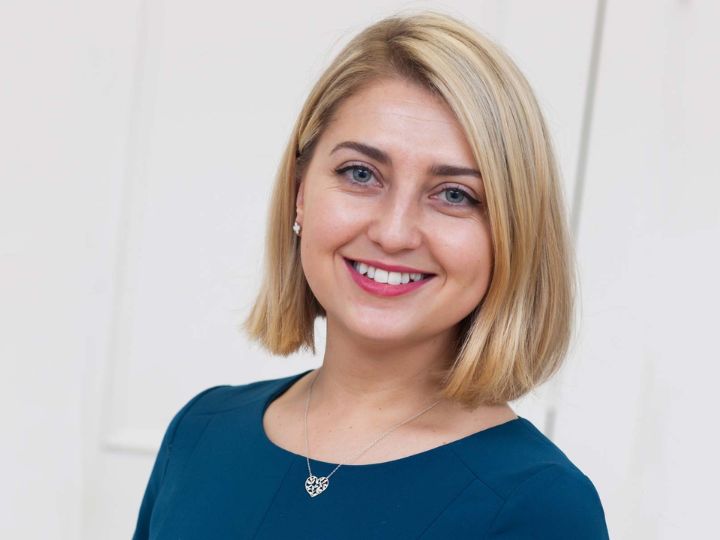 Friendly Smile headshot Pose